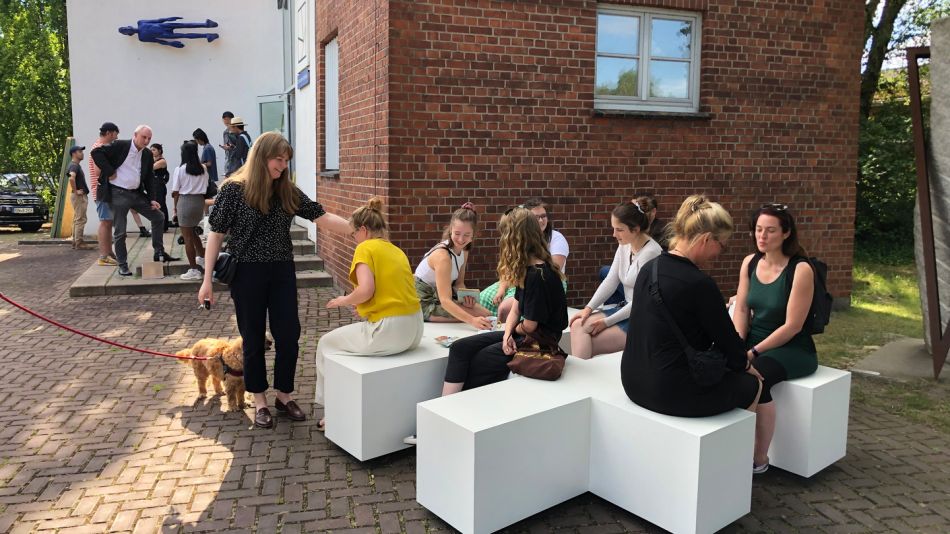 Studierende der HKS Ottersberg vor dem Kunstturm